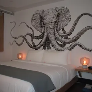 https://crash-hotel.edmonton-hotels.net