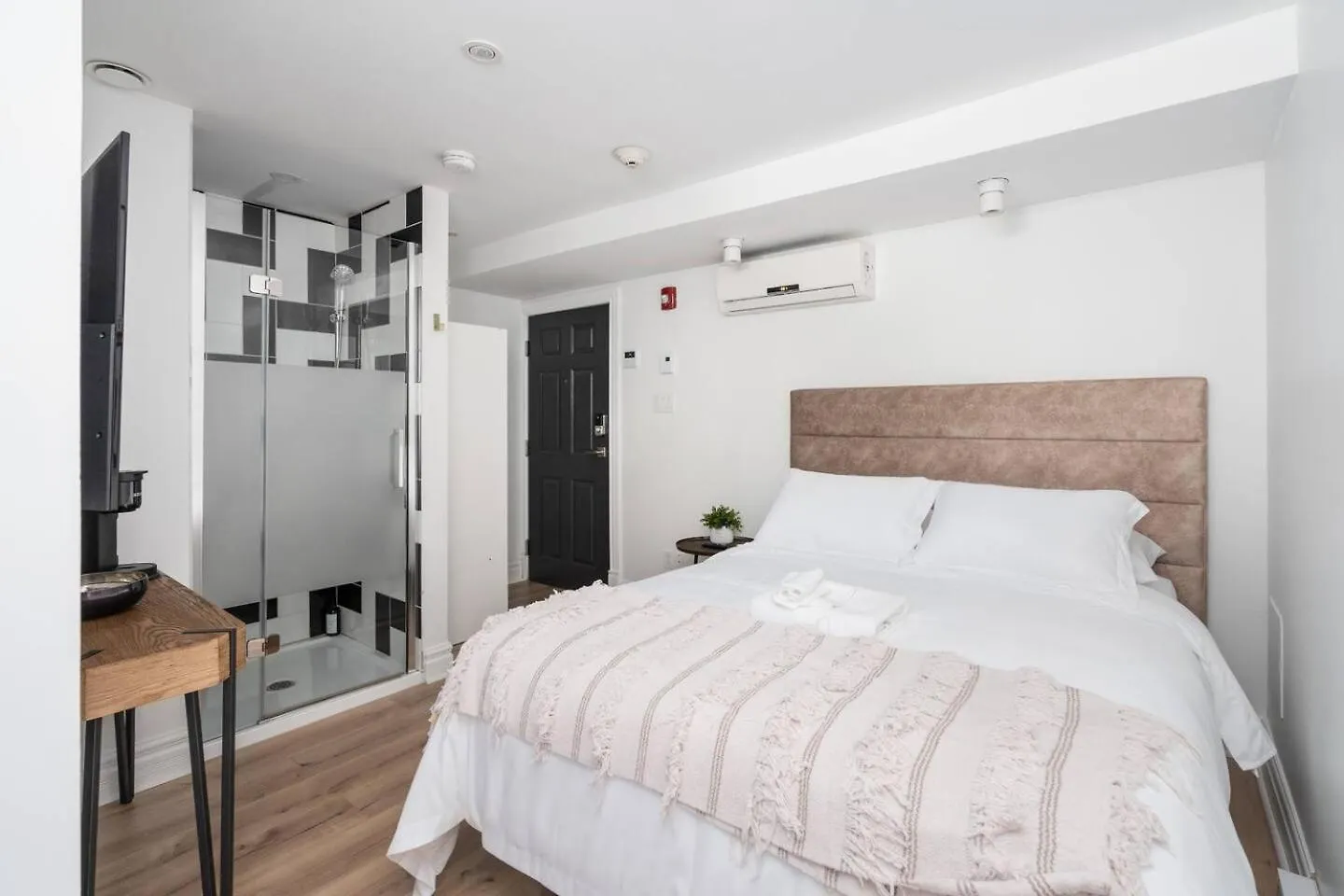 Penfield Suites Montreal Hotel