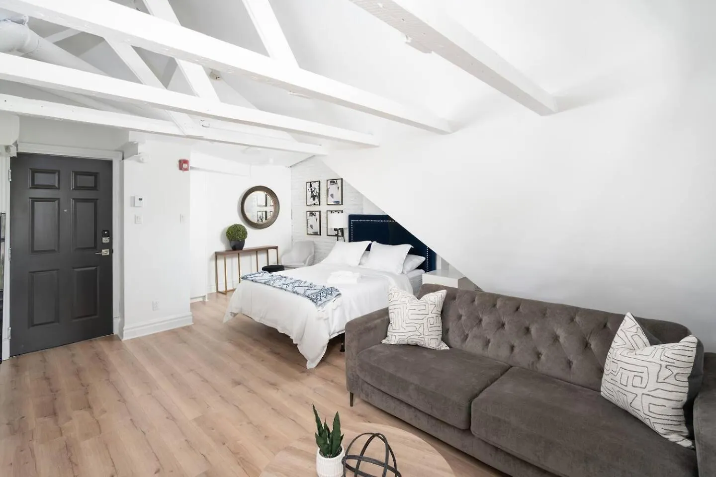 Penfield Suites Montreal Hotel